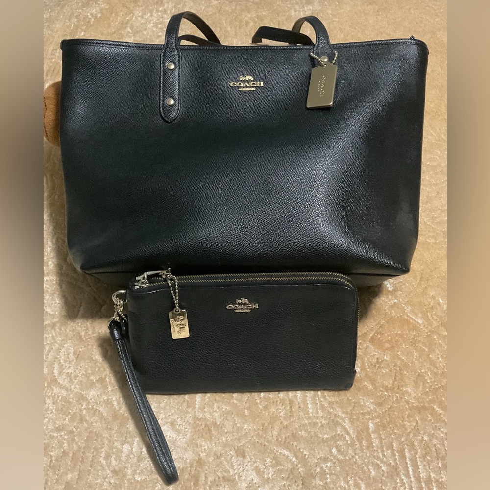 Coach Tote Black Leather With Wallet In Very Good Condition.
